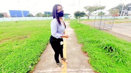 Молодая девушка скачет на члене перед скрытой камерой