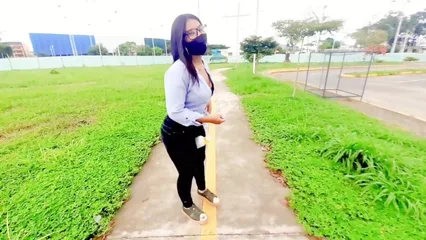 Молодая девушка скачет на члене перед скрытой камерой