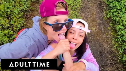 Мужик с двумя шлюхами устроил групповуху на природе