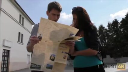 Парень заплатил брюнетке деньги за секс и трахнул ее