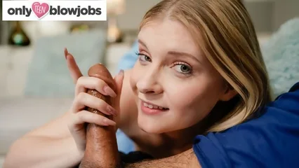 Парню удалось развести новую скромную девушку на минет