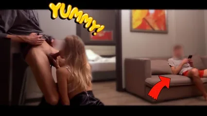 Пока куколд не замечает блондинка трахается с соседом