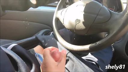 Пока муж ведет машину жена дрочит ему член от первого лица