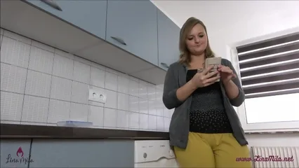 Пышная блондинка занимается сексом через презерватив в чулках