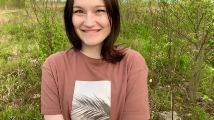 Телка не отказалась сделать минет на природе от первого лица во время прогулки