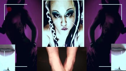 Толстая женщина имитирует дрочку члена ножками и показывает дилдо