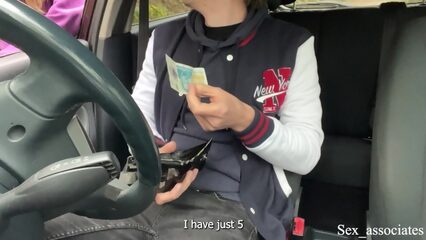 Блондинка сосет в машине другу за проезд