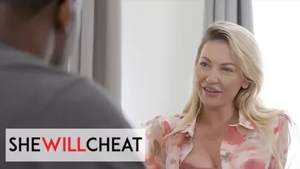 Черный член негра заставил красотку стонать от кайфа