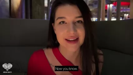 Качок трахает красивую брюнетку в туалете ресторана