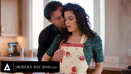 Лижет киску домохозяйки и трахает на кухонном столе