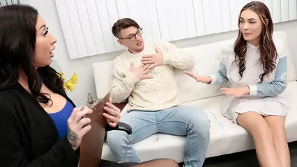 Молодая пара пробует ЖМЖ с женщиной психологом