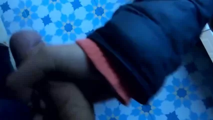 Мужик прячется за стеной для дрочки члена