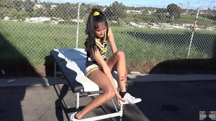 Спортсменка засветила голые дырки под юбкой