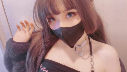 Трахает худую японку в маске и чулках