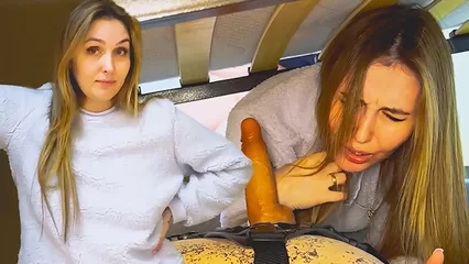 Застряла под кроватью и получила член в анал