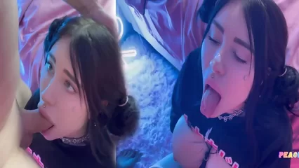 Брюнетка сосет и просит густой спермы