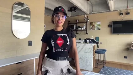 Девушка в очках трясет сиськами и трахается