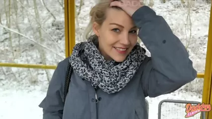 Раскрыла письку для секса раком на улице