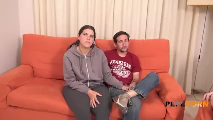 Трахает упитанную бабу при муже куколде