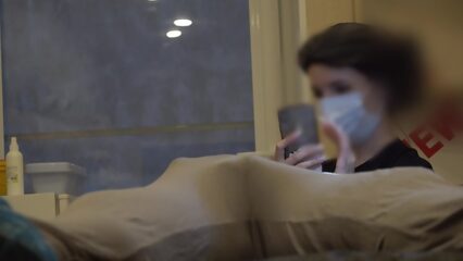 У парня встал на прикосновения женщины