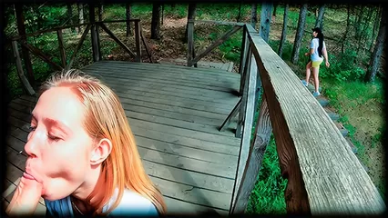 Блондинка сосет на улице и лижет яйца друга