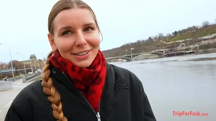 Девушка с косичкой отдалась пикаперу в узкую киску