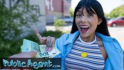 Телка встретила на улице онаниста и отдалась в киску