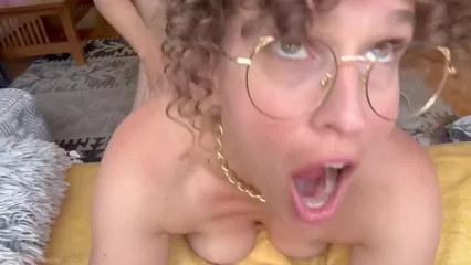 Зрелая баба с кудряшками ублажает мужа сексом